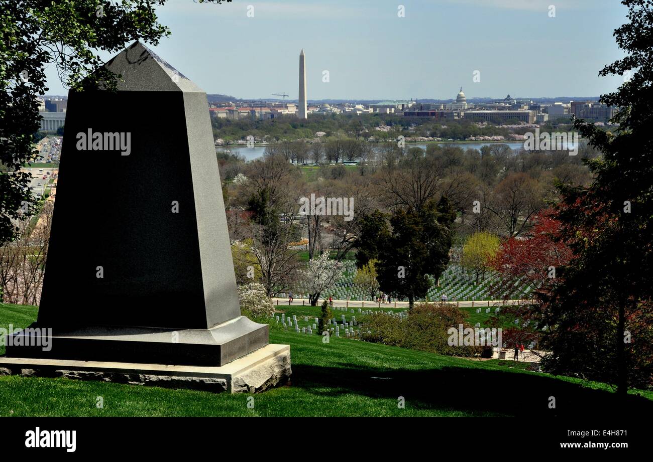 Arlington, Virginia: Vista del Monumento di Washington e distante U. S Capitol da Al Cimitero Nazionale di Arlington Foto Stock