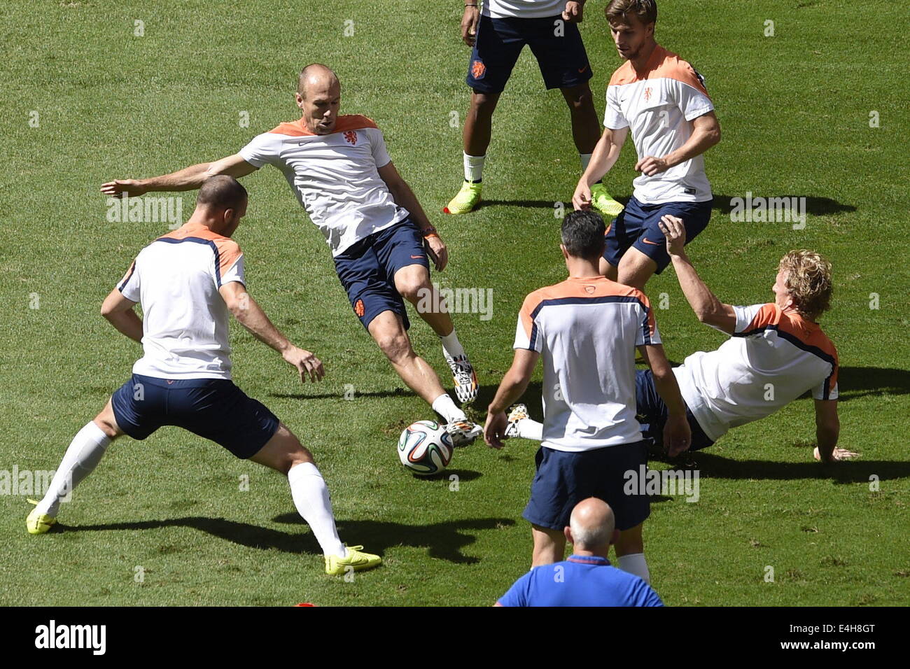 Brasilia, Brasile. 5 Luglio, 2014. Arjen Robben(2nd, L) e Dirk Kuyt(1st, R) dei Paesi Bassi frequentare un corso di formazione presso l'Estadio Nacional Stadium di Brasilia, Brasile, il 5 luglio 2014. Paesi Bassi verrà riprodotto il 2014 della Coppa del Mondo FIFA Football Match per il terzo posto contro il Brasile ospite di sabato. © Lui Siu Wai/Xinhua/Alamy Live News Foto Stock