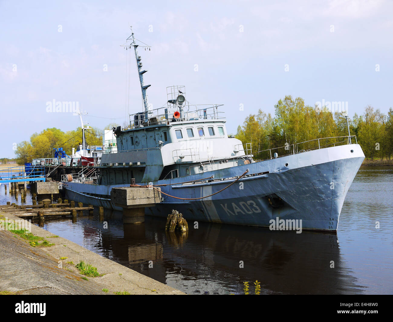 Piccola nave militare in base a Riga, Lettonia Foto Stock