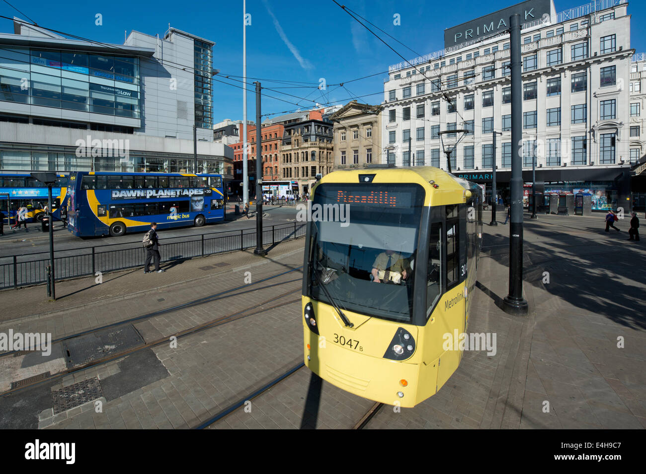 Un tram Metrolink entra nella Piccadilly Gardens area di Manchester su una mattina di sole. Foto Stock