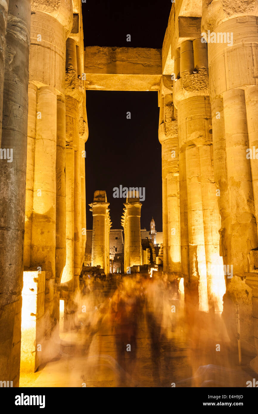 Un grande porticato illuminato di notte. Tempio di Luxor, Egitto Foto Stock