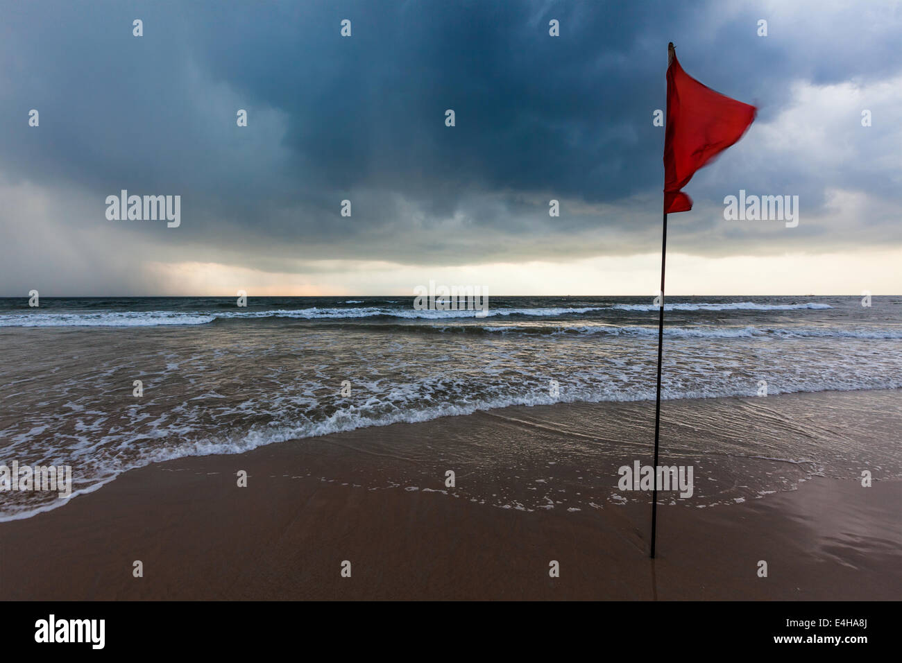 Concetto di pericolo di sfondo - Allarme forte temporale bandiere sulla spiaggia. Baga, Goa, India Foto Stock