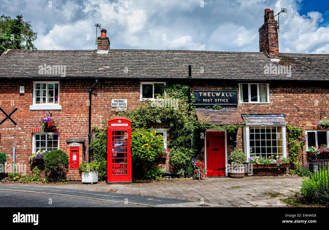 Ex ufficio postale nel tranquillo villaggio di Thelwall, Warrington, North Cheshire, Inghilterra Foto Stock