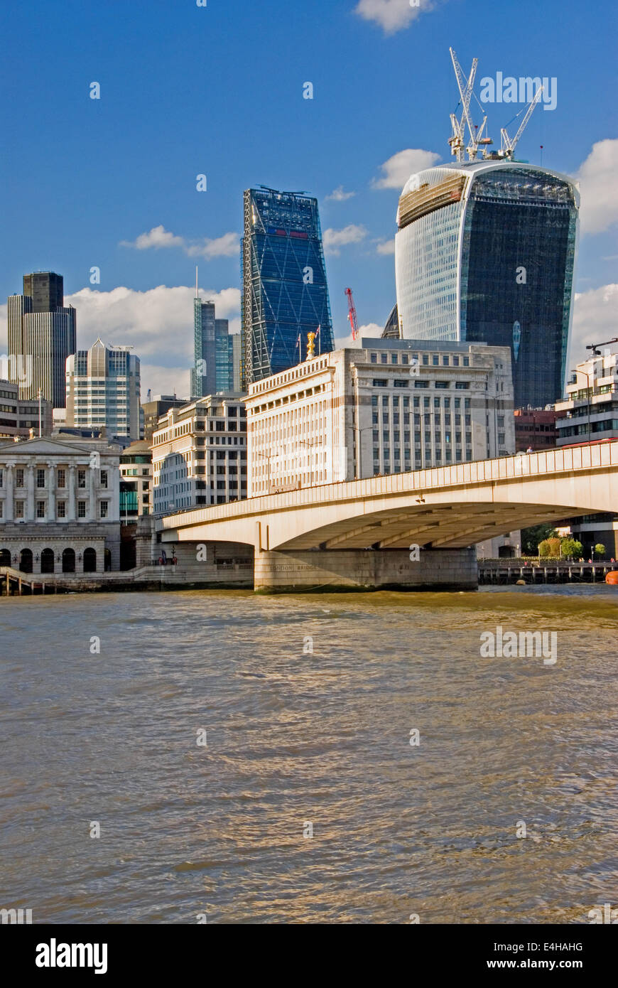 City of London skyline e al Tamigi e al London Bridge. Foto Stock