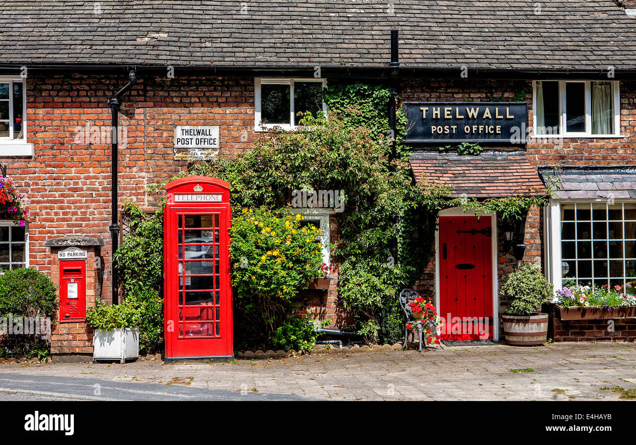 Ex ufficio postale nel tranquillo villaggio di Thelwall, Warrington, North Cheshire, Inghilterra Foto Stock