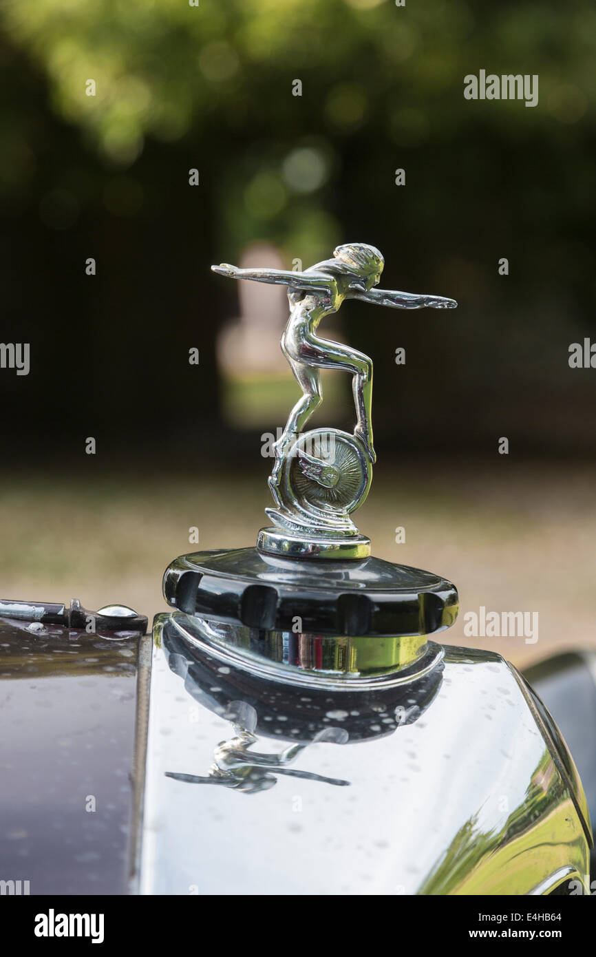 Il tappo del radiatore argento mascotte figura su un classico vintage Crossley auto cofano Foto Stock