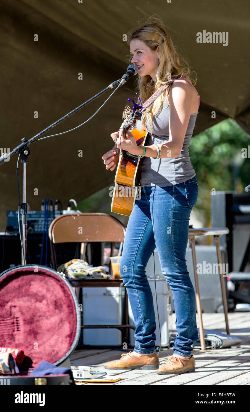 Musicista che gioca per i visitatori durante l annuale cittadina ArtWalk Festival Foto Stock