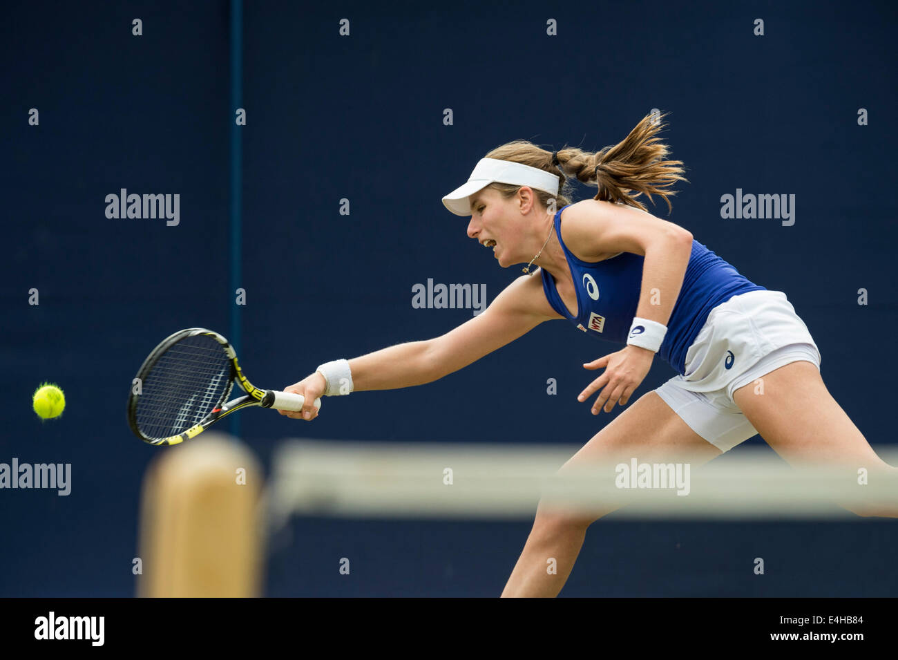 Johanna Konta - AEGON International 2014- Eastbourne - Inghilterra, Johanna Konta di Gran Bretagna in azione giocando con una singola mano Foto Stock