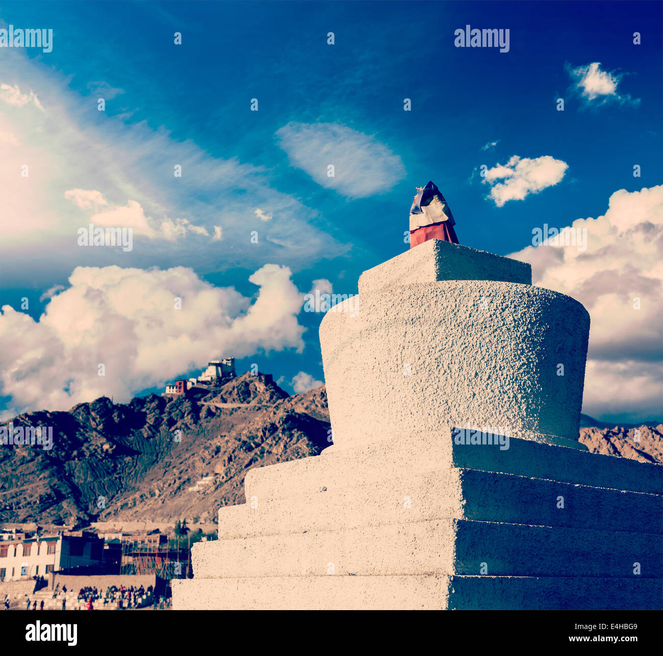 Vintage effetto retrò filtrata hipster stile immagine di viaggio di chorten imbiancate a calce e fort Tsemo Gompa e. Leh, Ladakh, India Foto Stock