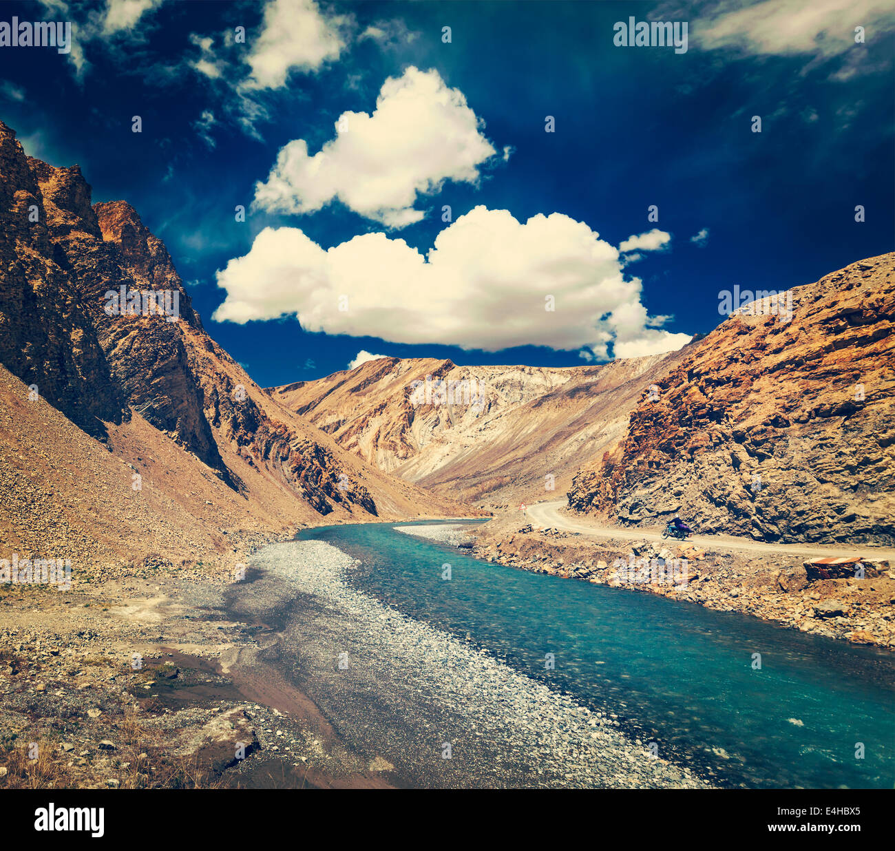 Vintage effetto retrò filtrata hipster stile immagine di viaggio del paesaggio himalayano in Himalaya vicino Baralacha La pass. India Foto Stock