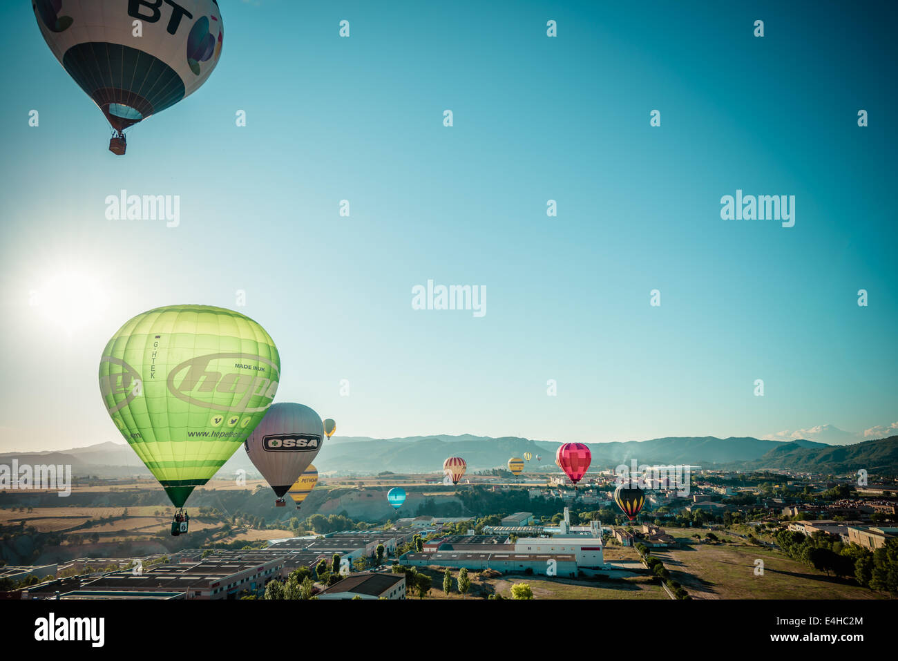 Igualada, Spagna. Luglio 10th, 2014: i palloni ad aria calda prepararsi alla partenza per il primo concorso da Igualada il campo di volo.- Il primo concorso voli della XVIII edizione di Igualada quattro giorno European Balloon Festival, la più grande concentrazione, concorso e festival di mongolfiere in Spagna con oltre 50 team internazionali, non durare molto a lungo a causa di condizioni di vento. Foto Stock