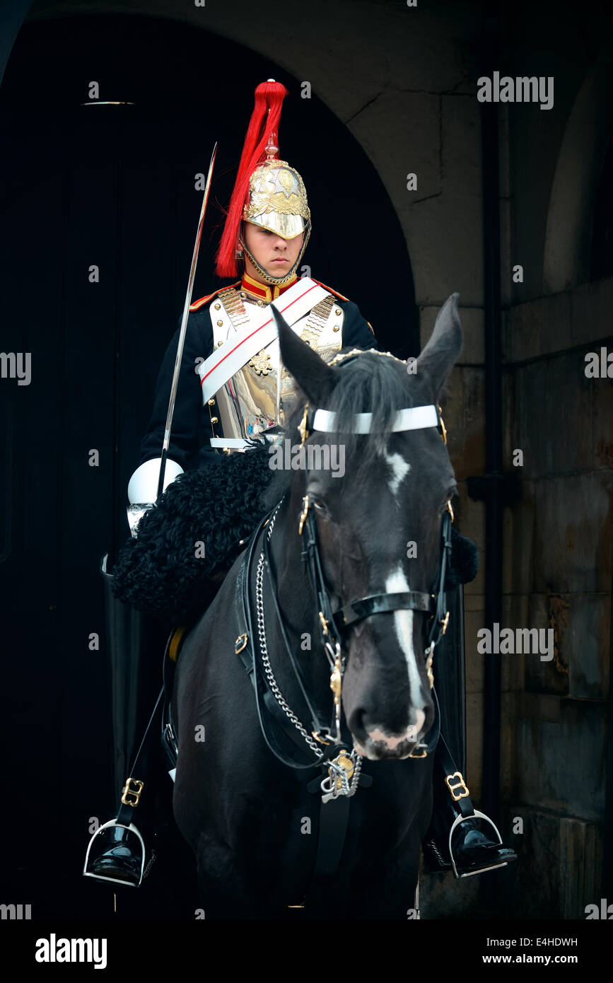 LONDON, Regno Unito - Sep 27: Trooper di Blues e Royals su cavallo al horse guard parade il 27 settembre 2013 a Londra, Regno Unito. Il Blues e il Royals è uno dei due più alti reggimenti dell'Esercito britannico Foto Stock