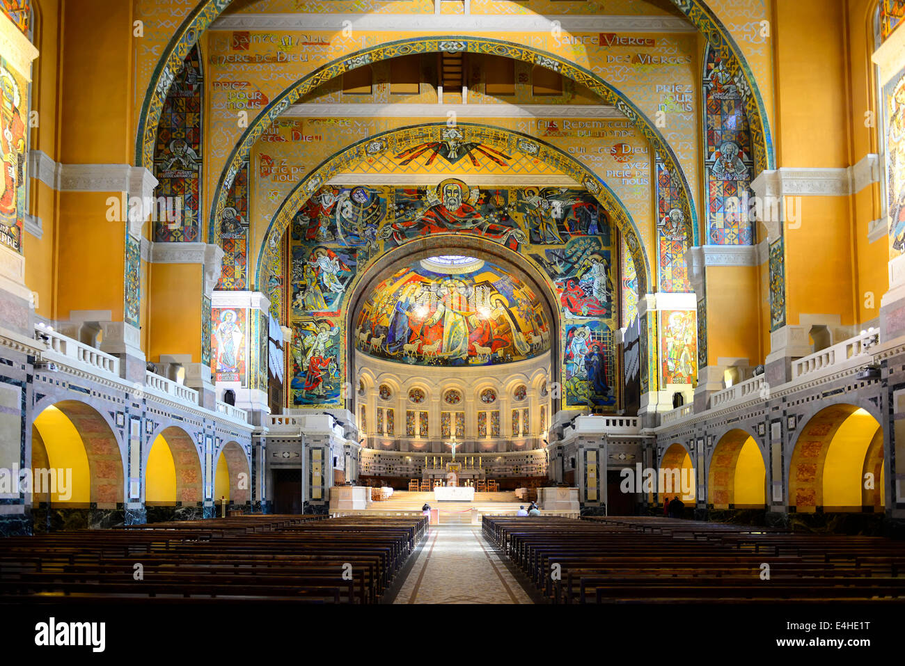 Rosa eterna rossa - Santuario di Lisieux - Basilica di Santa Teresa