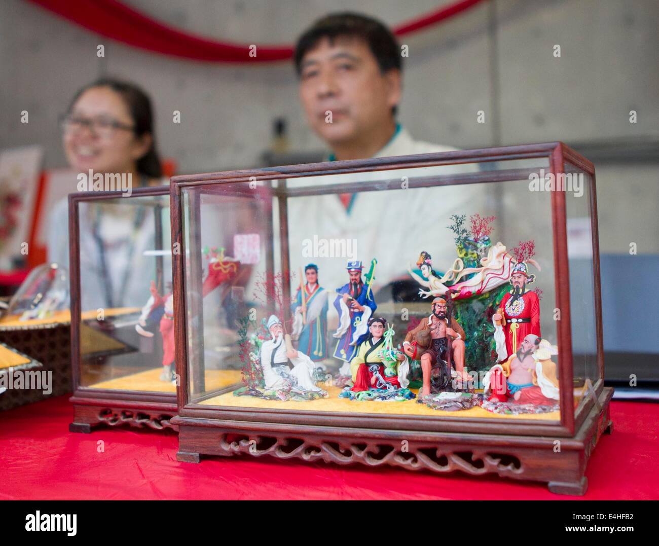 Toronto, Canada. 11 Luglio, 2014. Pasta cinese la modellazione di opere sono visibili durante la Cina ora la festa a Harbourfront Center a Toronto, Canada, 11 luglio, 2014. Come inedita esplorazione dell'arte cinese contemporanea, cultura e imbarcazioni con oltre 70 artisti, la tre giorni di festival ha fornito un'opportunità per i canadesi per conoscere la Cina del multiforme cultura e tradizioni artistiche. © Zou Zheng/Xinhua/Alamy Live News Foto Stock