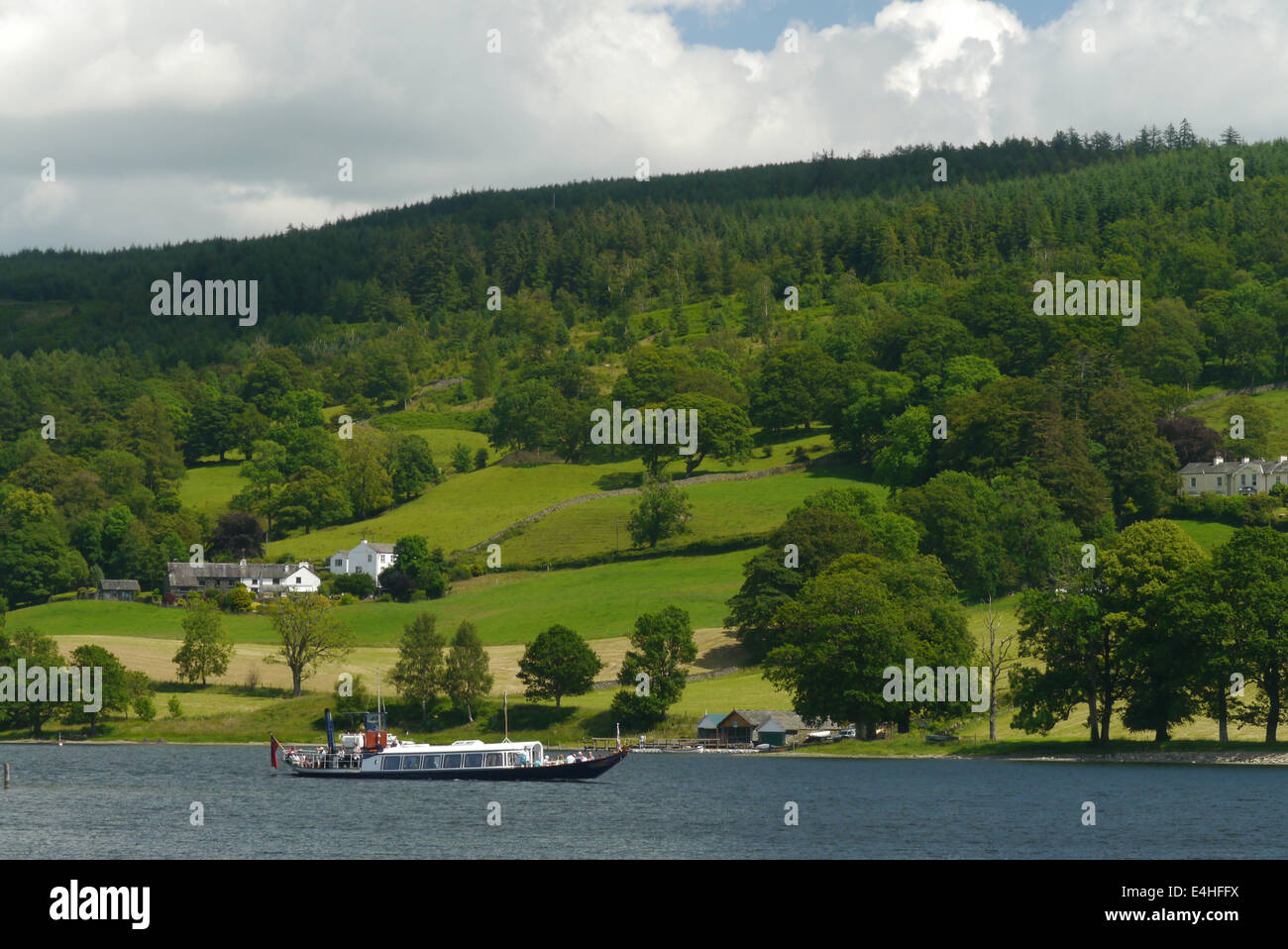 Coniston Water, Lake District, Cumbria. Sistema di cottura a vapore, Gondola sul lago Foto Stock