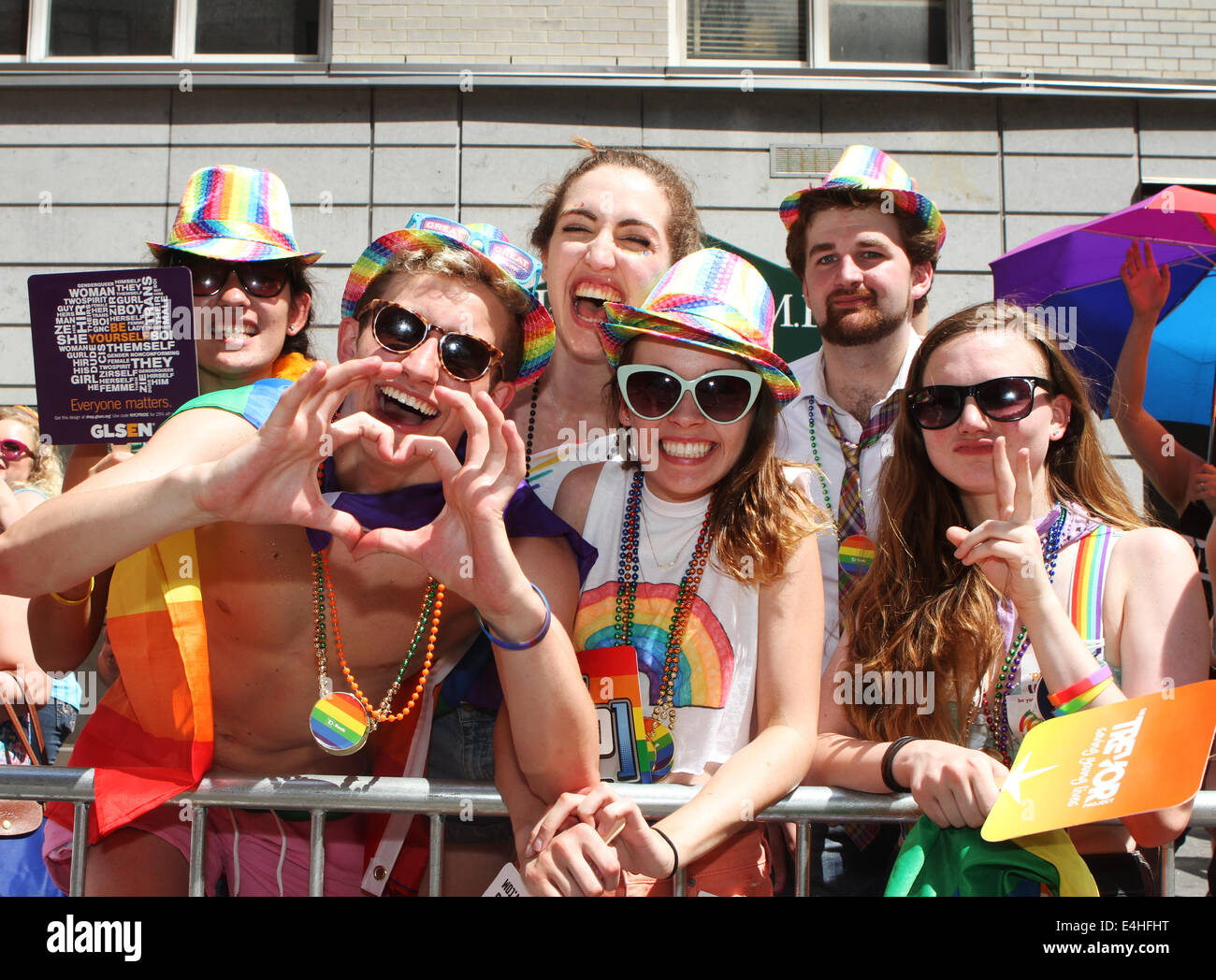 Gli spettatori supporto display a 45th annuale di New York City Gay Pride Parade sulla Quinta Avenue in New York City. Foto Stock