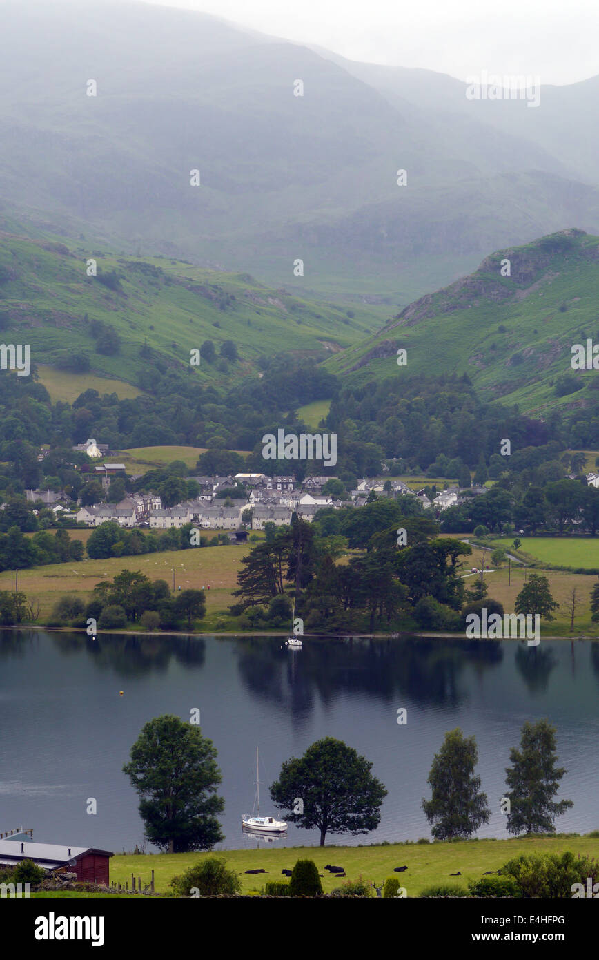 Coniston village con Coniston Water in primo piano e Coniston Old Man (montagna) in background. Foto Stock