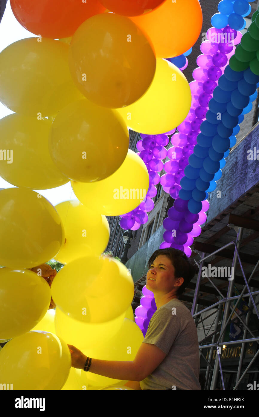 McCloskey Hadassah prepara arcobaleno display a palloncino a 45th annuale di New York City Gay Pride Parade. Foto Stock