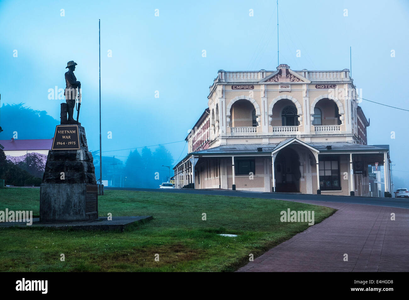 Empire Hotel e Memoriale di guerra all'alba Queenstown Tasmania Foto Stock