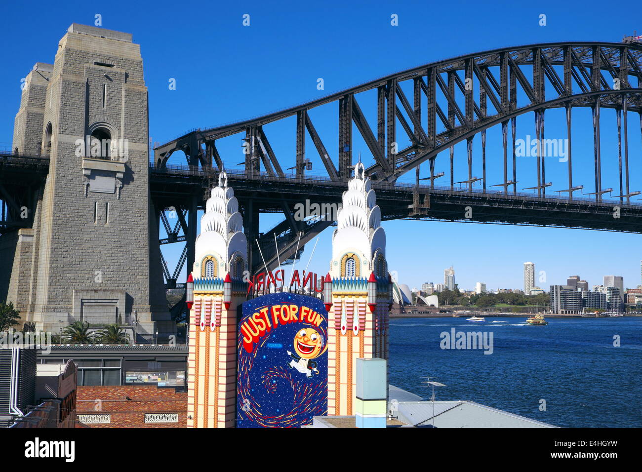 Il luna park parco dei divertimenti di Sydney e il Sydney Harbour Bridge di Sydney, Australia Foto Stock