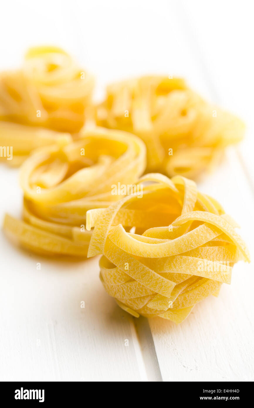 La pasta italiana Le tagliatelle sul tavolo bianco Foto Stock