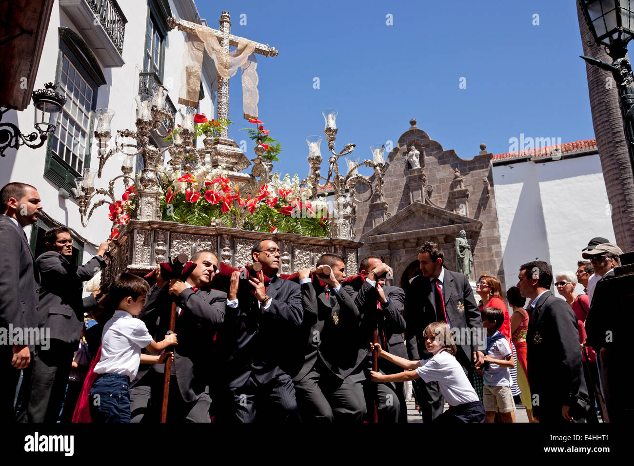 La processione con la croce d'argento durante il giorno della croce Dia de la Cruz a Santa Cruz de la Palma Isole Canarie Foto Stock