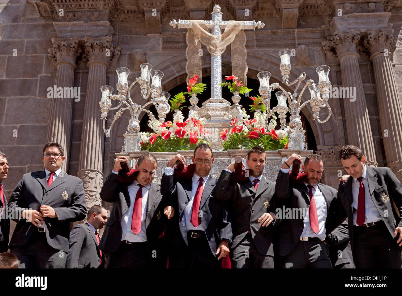 La processione con la croce d'argento durante il giorno della croce Dia de la Cruz a Santa Cruz de la Palma Isole Canarie Foto Stock