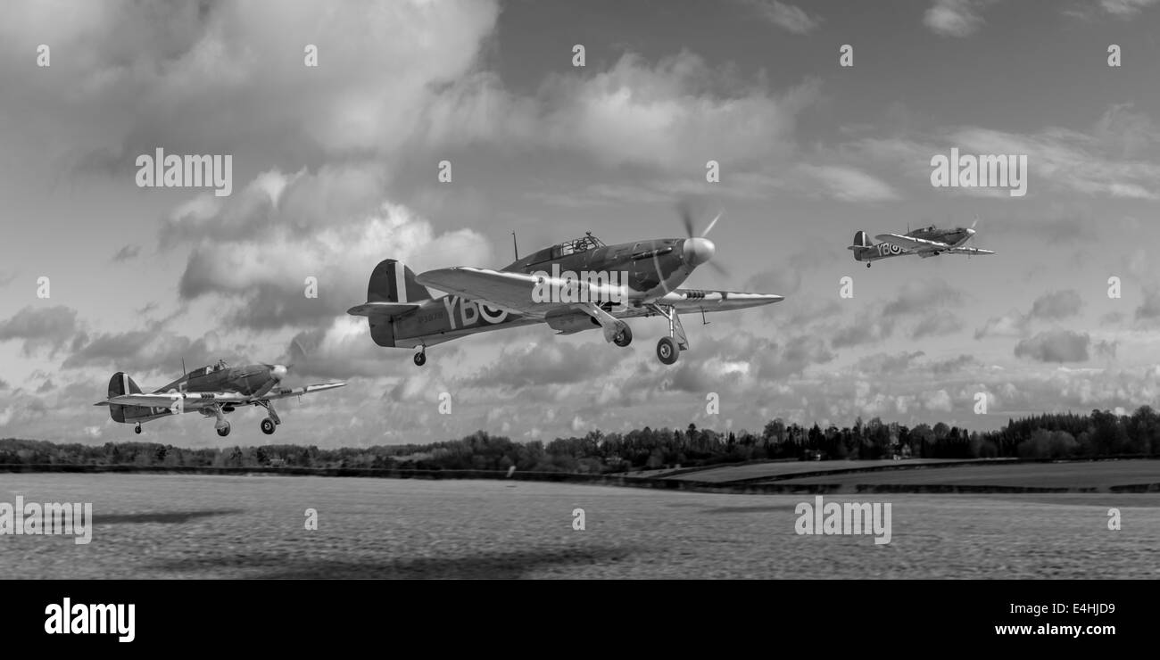 Tre RAF Hawker uragani dal n. 17 Squadron scramble dal loro campo di aviazione di fortuna nel nord della Francia, 1940. B&versione W. Foto Stock