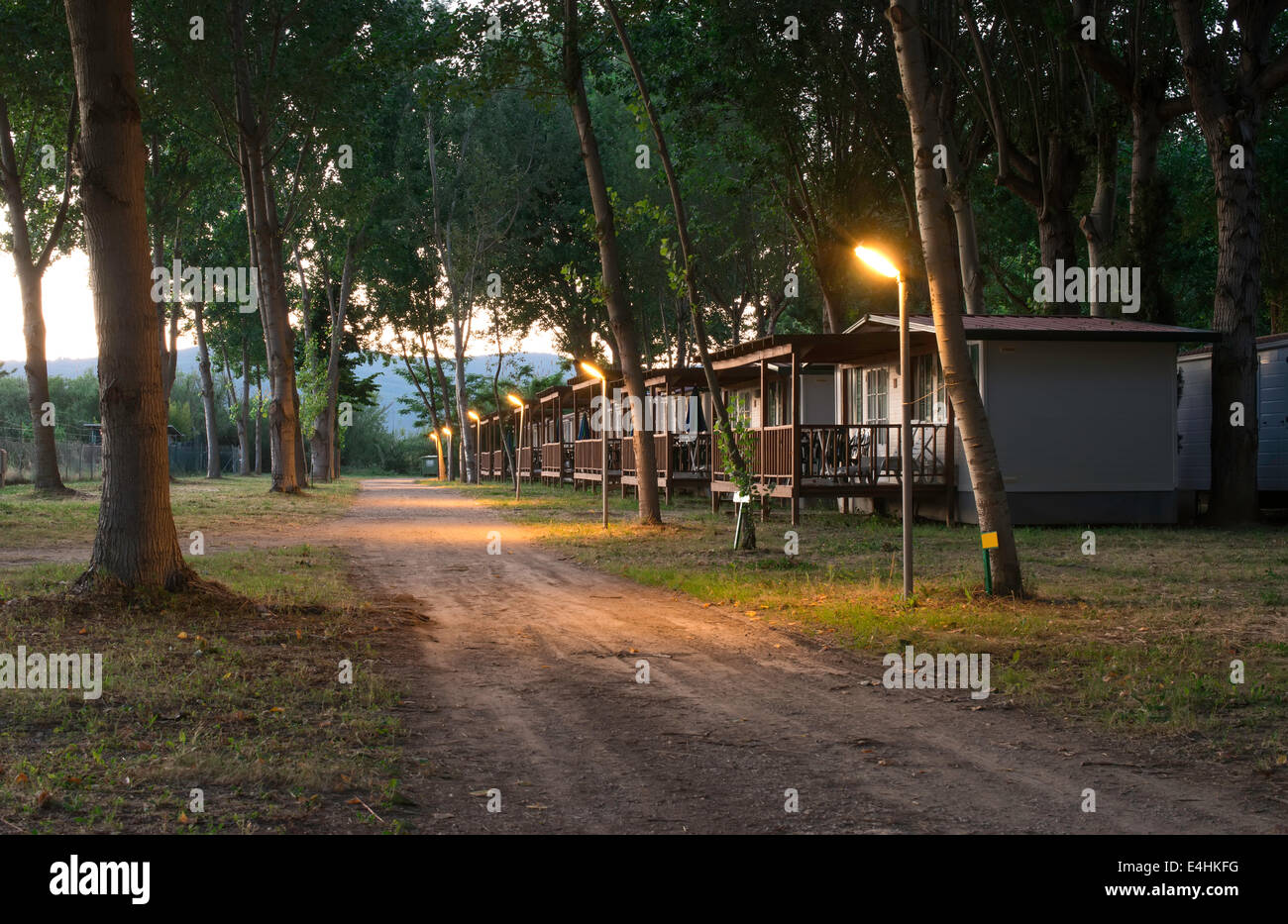 Bungalow legno in campeggio a notte Foto Stock