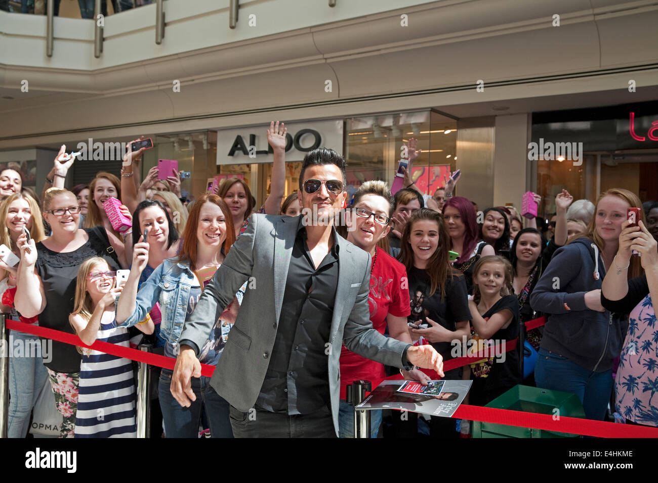 Bromley, Regno Unito. 12 Luglio, 2014, Peter Andre pone con i suoi fan come egli lancia il suo nuovo profumo sempre giovani presso il negozio di profumo a Bromley. Credito: Keith Larby/Alamy Live News Foto Stock