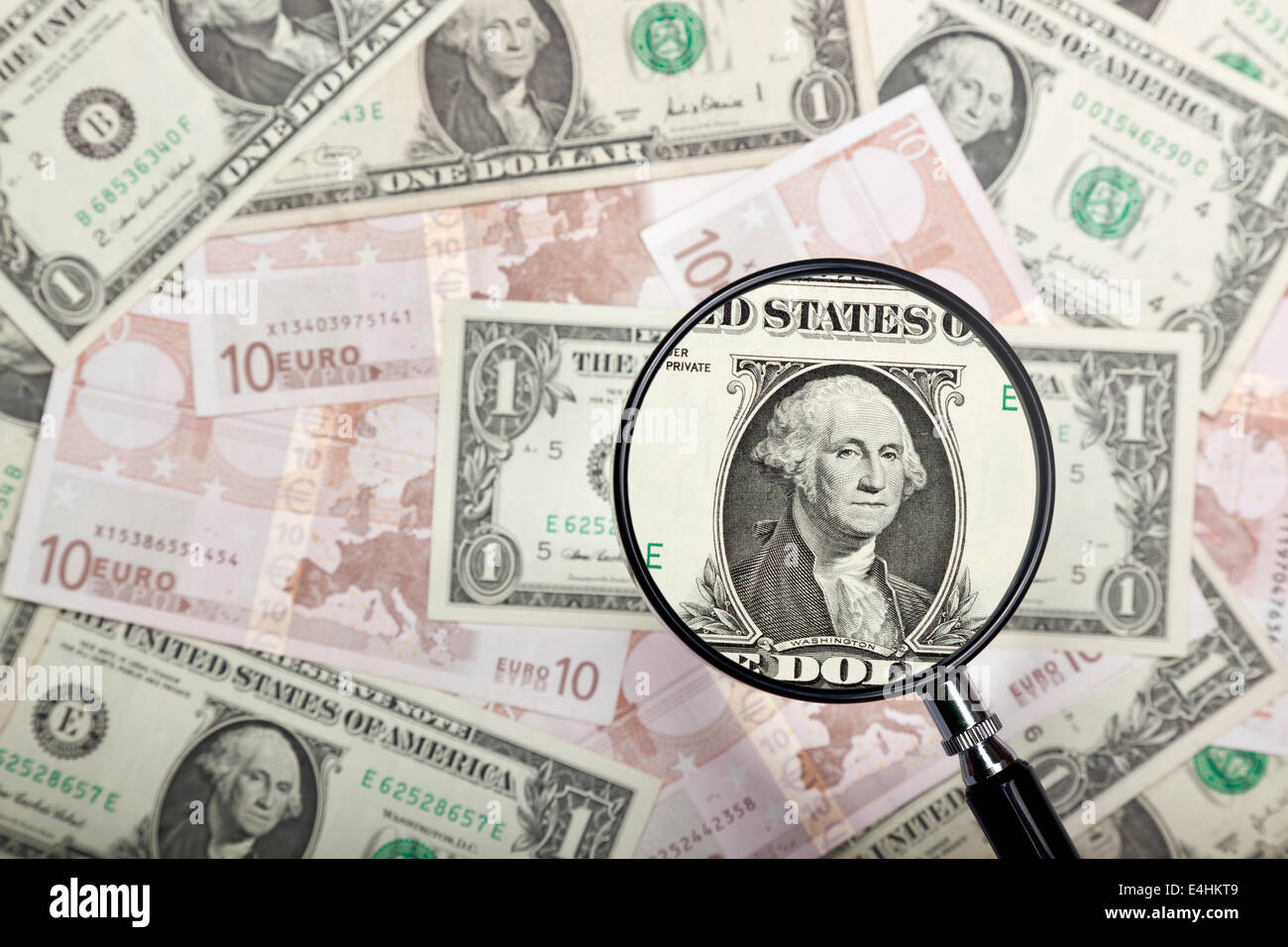 Concentrandosi sulla US dollar nota contro di noi e in Euro e valute sfondo Foto Stock