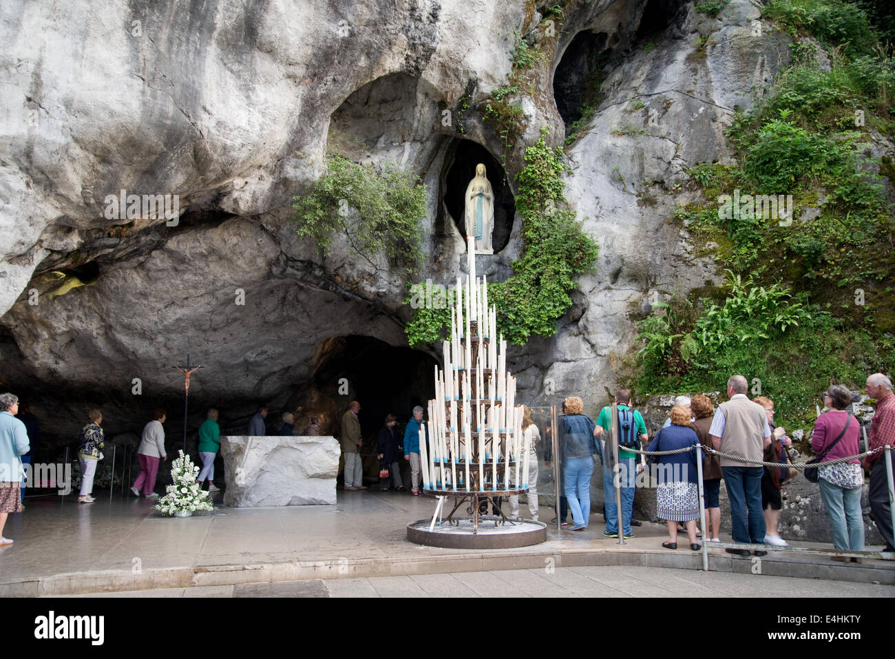 Apparizione di maria nella statua di lourdes immagini e fotografie