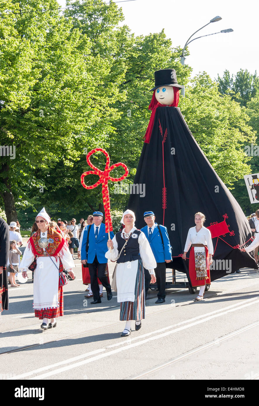 Tallinn, Estonia - Luglio 05, 2014: sfilata di estone XXVI canto nazionale e festival di danza chiamato Aja Puudutus, Puudutuse ae Foto Stock