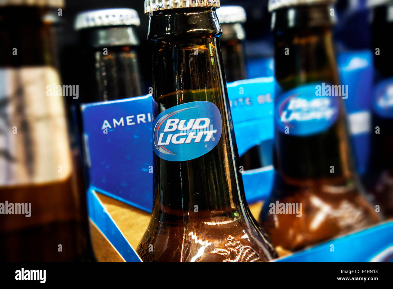 Un display di Bud Light birra da parte del fabbricante di birra Anheuser-Busch in un supermercato a New York Martedì, Luglio 8, 2014. Foto Stock