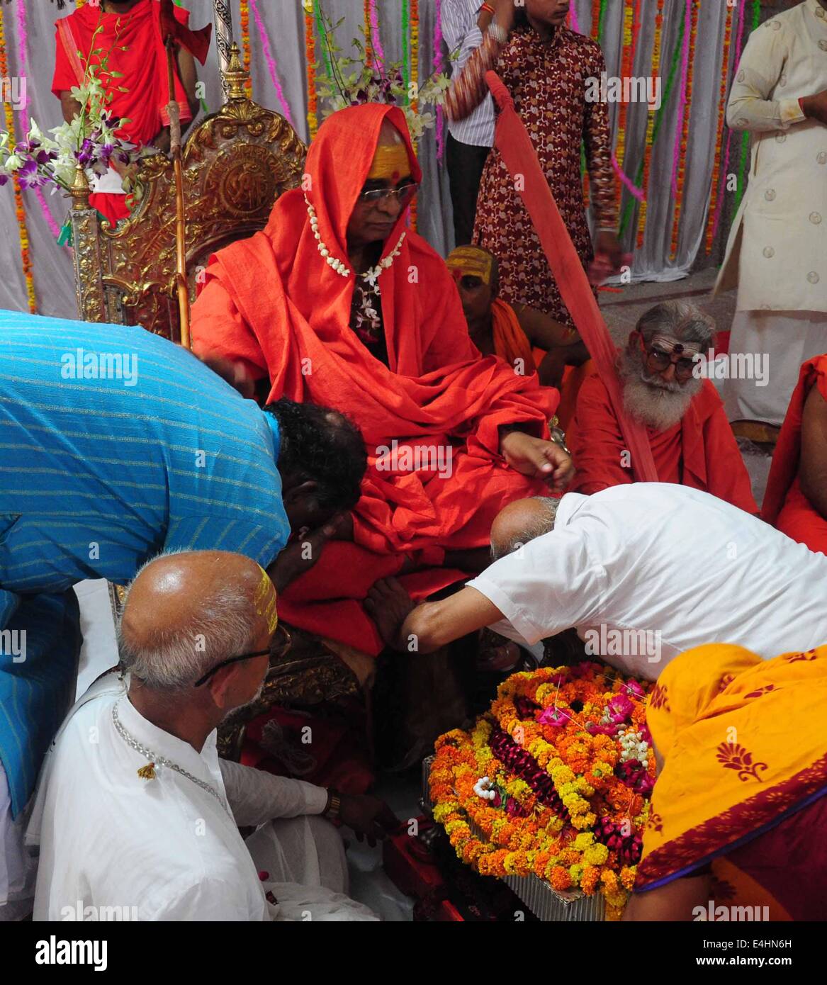 Devoto cerca benedizione da Jagadguru Shankaracharya Swami Vasudevanand Sarswati in occasione di "Guru purnima' in Allahabad. © Prabhat Kumar Verma/Pacific Press/Alamy Live News Foto Stock