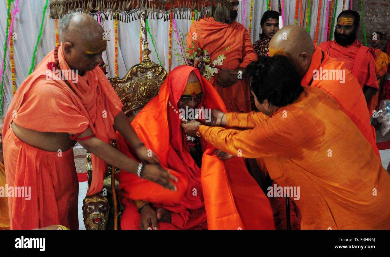 I seguaci di offrire garland e vestire di Jagadguru Shankaracharya Swami Vasudevanand Sarswati in occasione di "Guru purnima' in Allahabad. © Prabhat Kumar Verma/Pacific Press/Alamy Live News Foto Stock