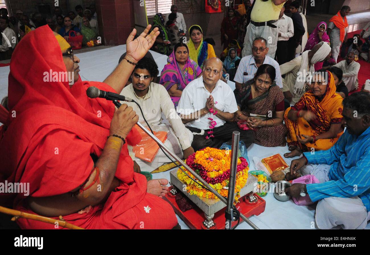 Jagadguru Shankaracharya Swami Vasudevanand Sarswati soddisfa con i suoi seguaci in occasione di "Guru purnima' in Allahabad. © Prabhat Kumar Verma/Pacific Press/Alamy Live News Foto Stock