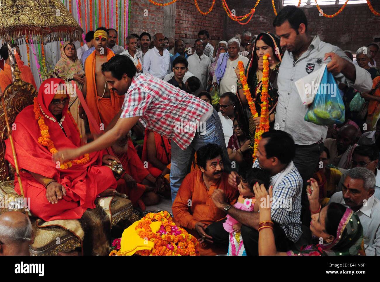 Devoto cerca benedizione da Jagadguru Shankaracharya Swami Vasudevanand Sarswati in occasione di "Guru purnima' in Allahabad. © Prabhat Kumar Verma/Pacific Press/Alamy Live News Foto Stock