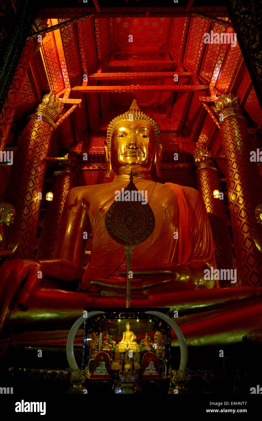 Immagine del Buddha a Wat Watpananchong, Ayuthaya, Thailandia una immagine del Buddha in Thailandia si riferisce tipicamente a tridimensionale di pietra, Foto Stock