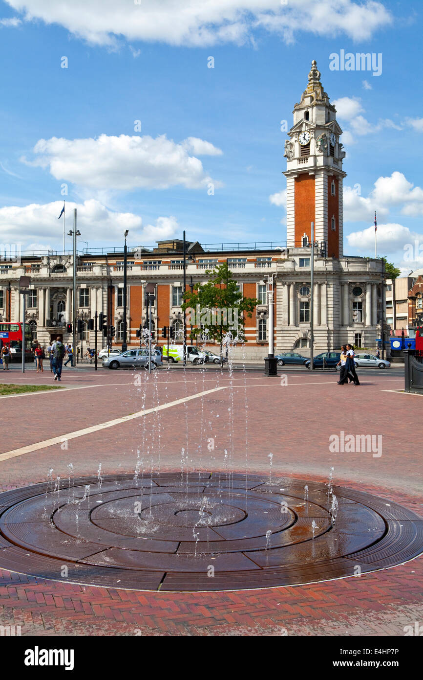 LONDON, Regno Unito - 20 AGOSTO 2013: una vista di Windrush Square e a Lambeth Town Hall di Brixton, Londra il 20 agosto 2013. Foto Stock