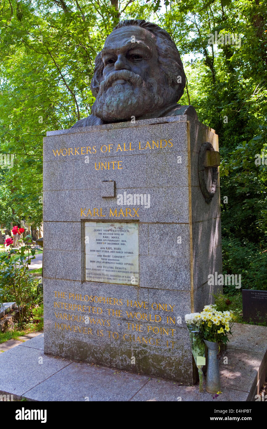 Tomba e la statua del filosofo Karl Marx, segnando il suo luogo di riposo nel cimitero di Highgate a Londra. Foto Stock