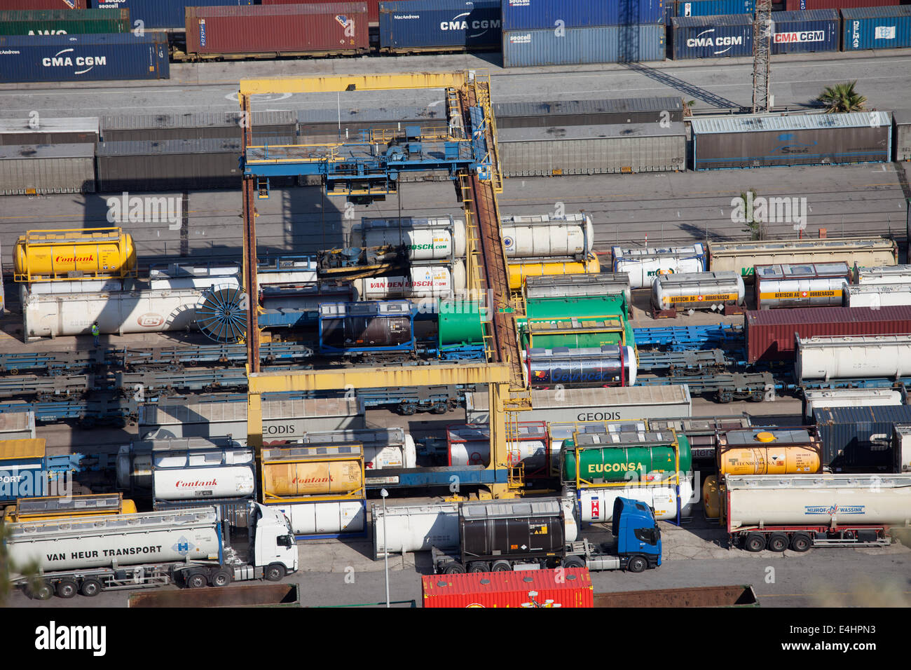 La gru a carroponte, contenitori, terminale ferroviario nel porto di Barcellona in Catalogna, Spagna. Foto Stock