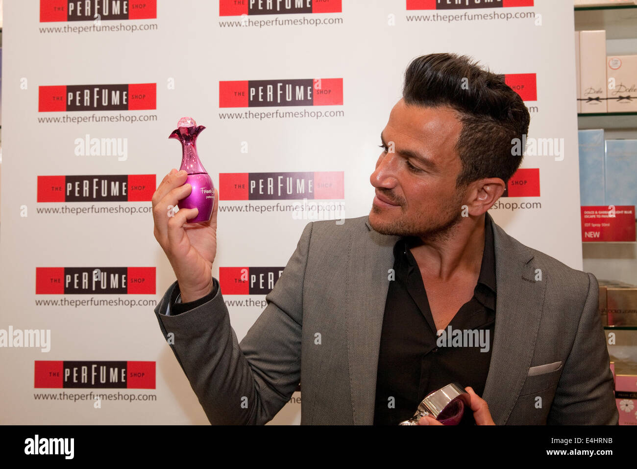 Bromley, Regno Unito.12 Luglio, 2014. Peter Andre lancia il suo nuovo profumo sempre giovani presso il negozio di profumo a Bromley Credito: Keith Larby/Alamy Live News Foto Stock