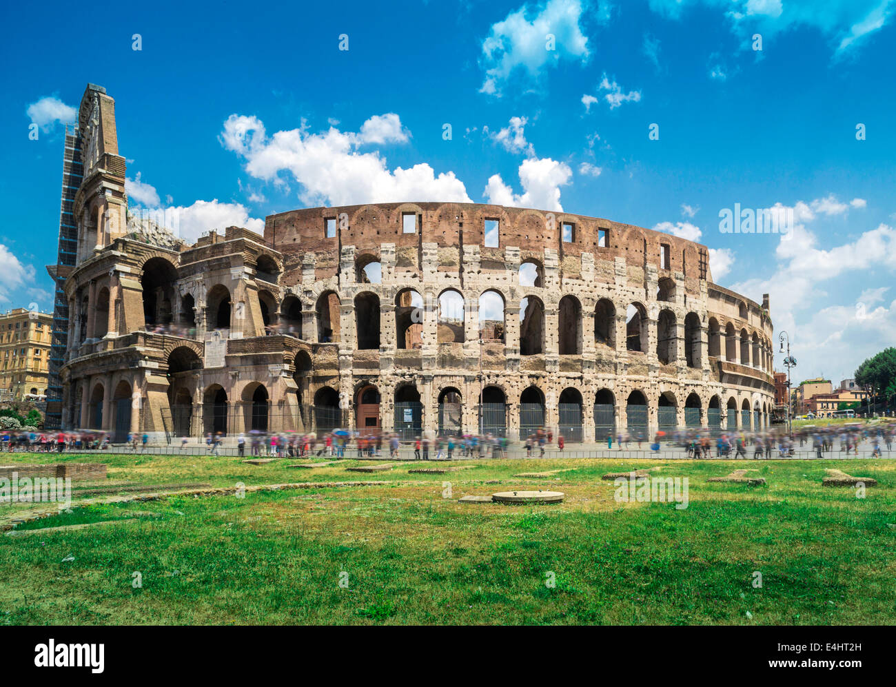 Il Colosseo di Roma. Erba verde Foto Stock