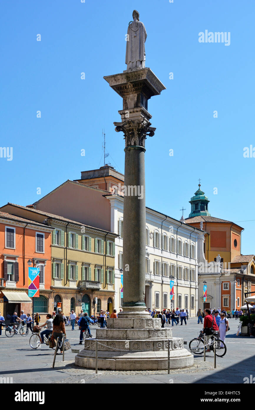 Una delle due colonne simili con statue e personaggi nella trafficata Piazza del Popolo Ravenna Emilia Romagna Italia Foto Stock