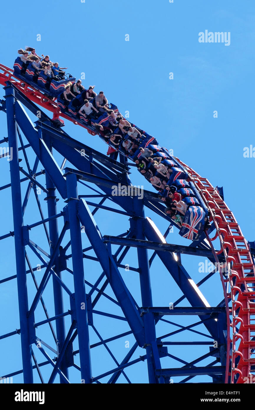 Blackpool, Lancashire, Regno Unito, 11 Luglio 2014: il sole portato fuori brivido a Blackpool Pleasure Beach questo fine settimana come persone raffreddati su quella grande. Credito: Paolo Melling/Alamy Live News Foto Stock