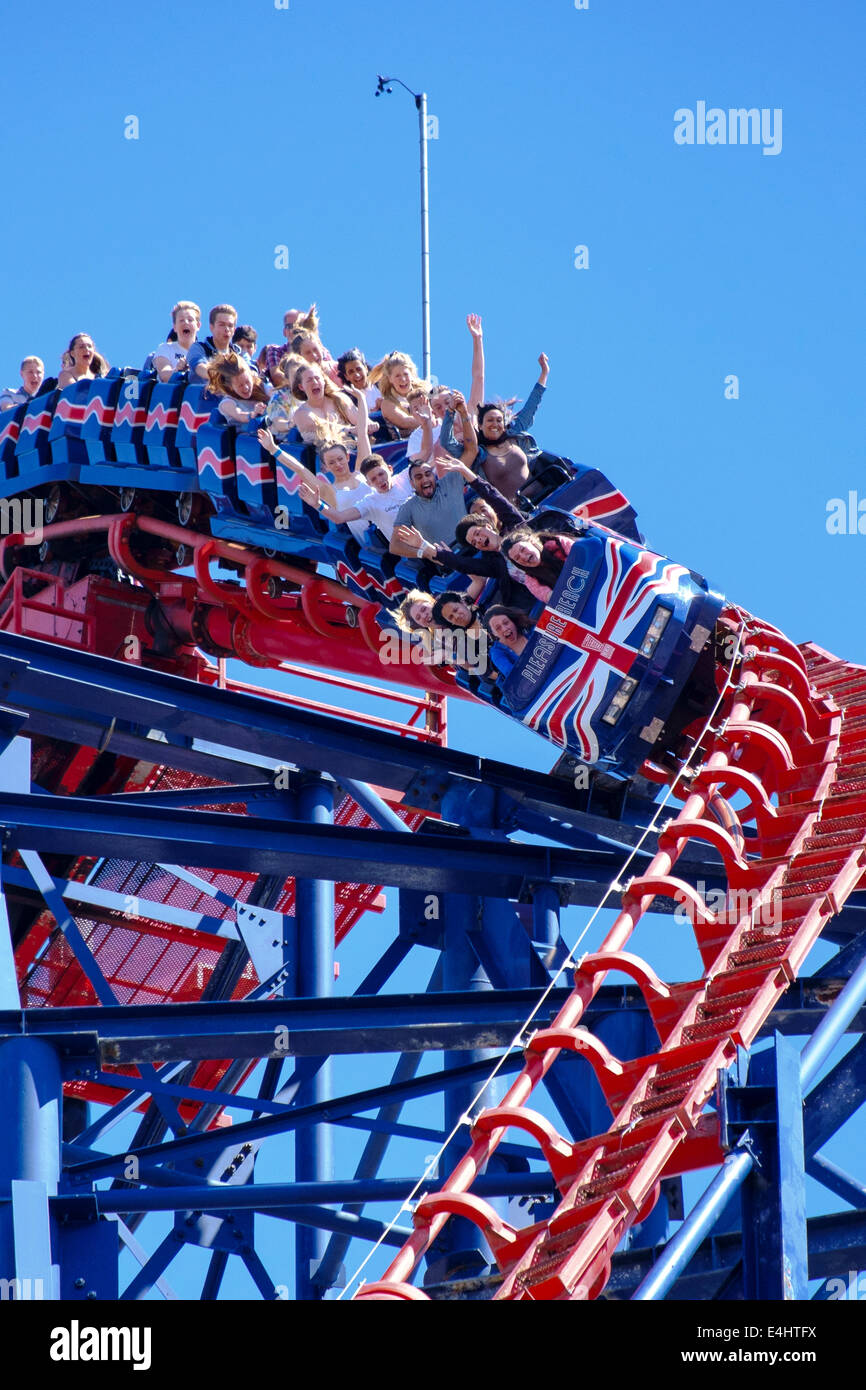 Blackpool, Lancashire, Regno Unito, 11 Luglio 2014: il sole portato fuori brivido a Blackpool Pleasure Beach questo fine settimana come persone raffreddati su quella grande. Credito: Paolo Melling/Alamy Live News Foto Stock