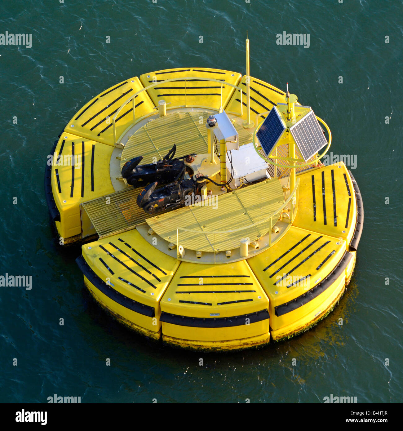 Pannello solare su Floatex business galleggiante ancora boa ancorato al fondo marino per fissare le funi di ormeggio di spedizione utilizzando ganci a sgancio rapido falda EU Foto Stock