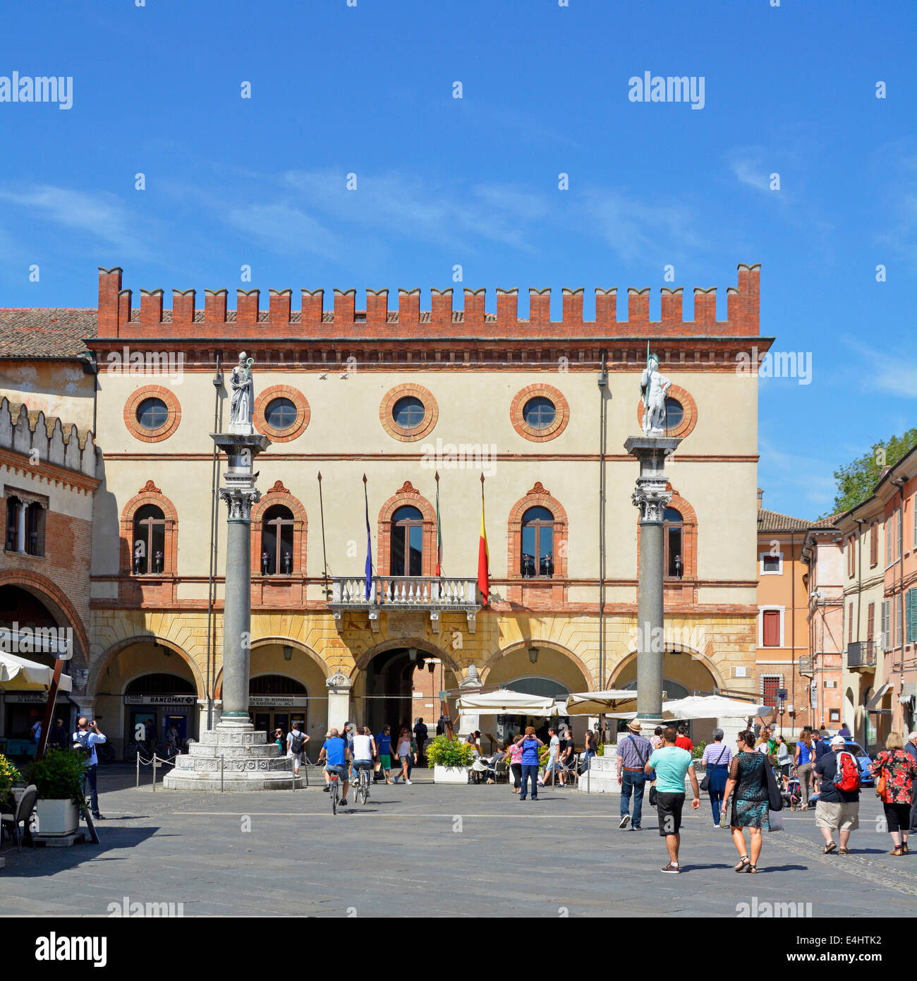 Town Square Piazza del Popolo Ravenna con doppie colonne e statue Foto Stock