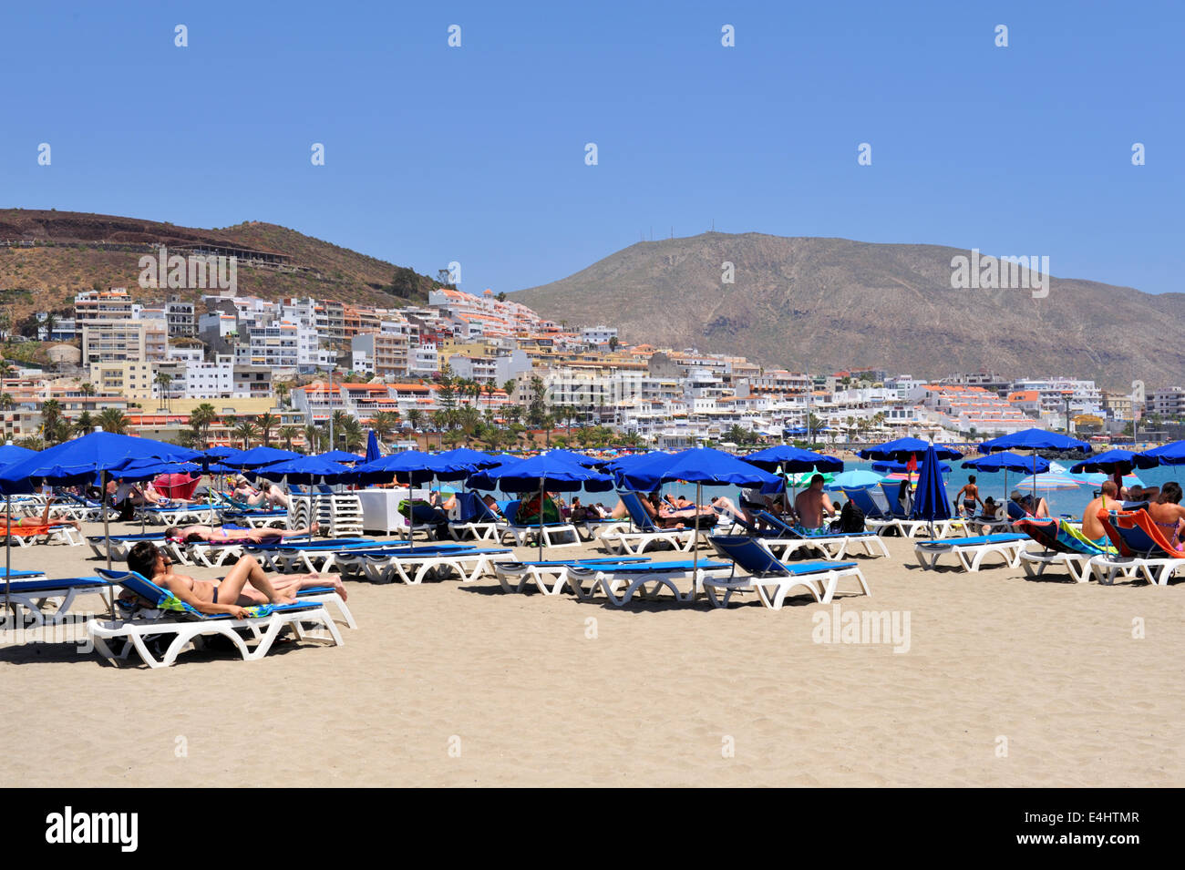 Prendere il sole sulla spiaggia Playa de las vistas da Playa de las Americas Tenerife Foto Stock